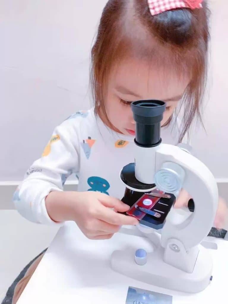 Interactive Digital Microscope for Kids: A digital microscope designed for children, featuring a screen display and USB connectivity, allowing kids to capture and share their discoveries, fostering an engaging and interactive learning experience